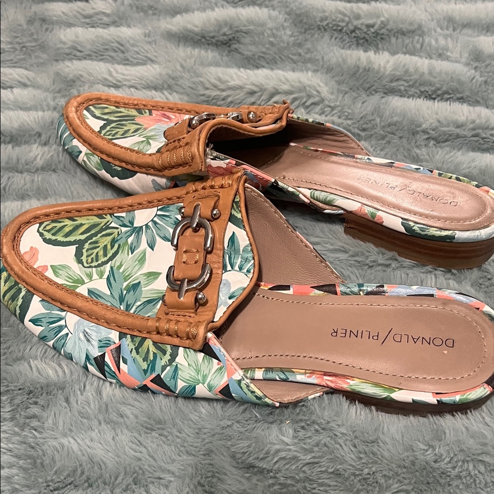 Donald J. Pliner Floral Slip-On Mules with Tan Trim - Picture 2 of 5
